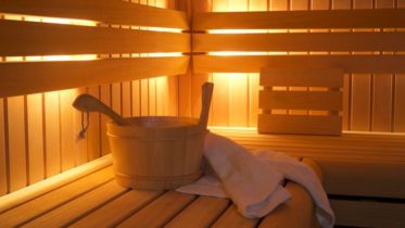 Alaya-bucket-and-towels-in-sauna Alaya-bucket-and-towels-in-sauna